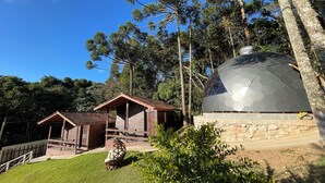 Ein Gebäude mit einer sechseckigen Kuppel und einer Holzhütte mit geneigtem Dach.