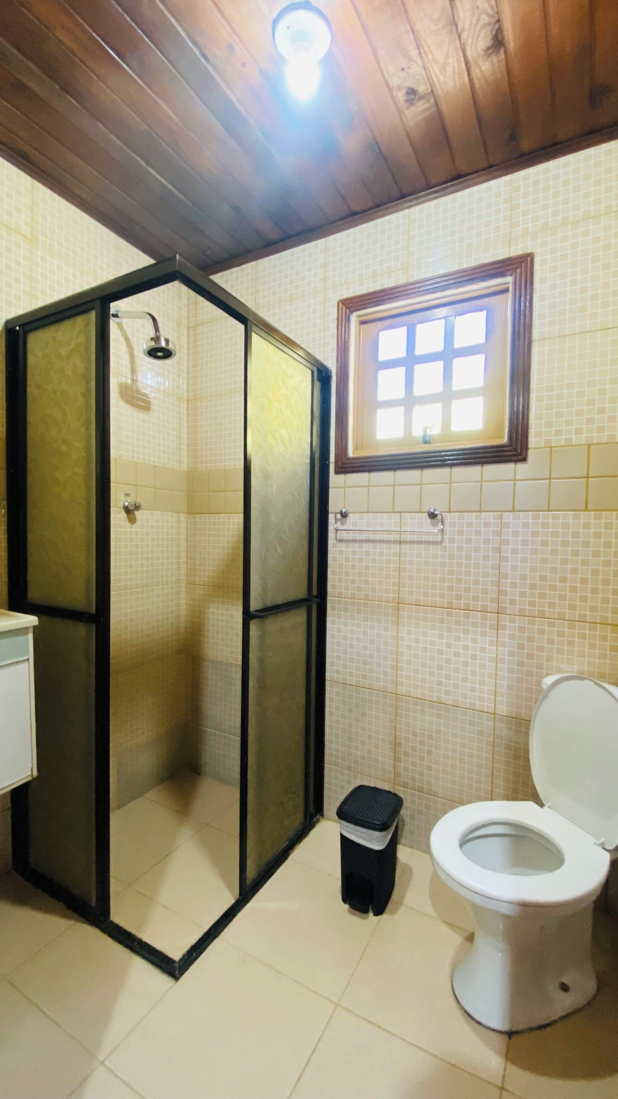 Quarto casal ou duplo família, vista para a montanha | Banheiro | Chuveiro, produtos de toalete grátis, toalhas de banho, sabonete