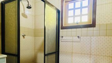 Quarto casal ou duplo família, vista para a montanha | Banheiro | Chuveiro, produtos de toalete grátis, toalhas de banho, sabonete