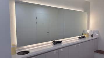 Shower, hair dryer, towels, shampoo