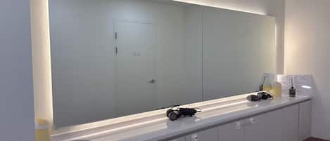 Shower, hair dryer, towels, shampoo