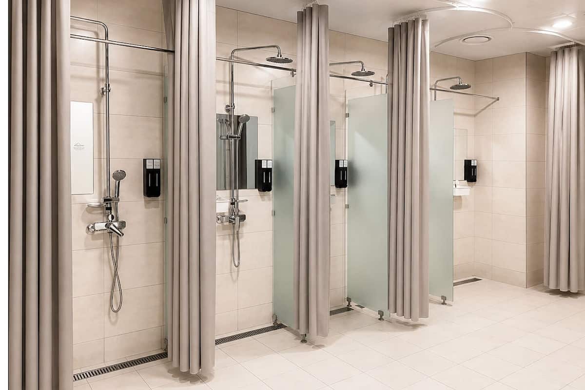 Dusche, Haartrockner, Handtücher, Shampoo