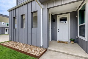 Exterior detail - 4BR Austin Home, Minutes to Downtown, Parking, Sleeps 10 (Austin)