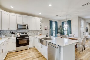 Microwave, oven, stovetop, dishwasher - 4BR Austin Home, Minutes to Downtown, Parking, Sleeps 10 (Austin)