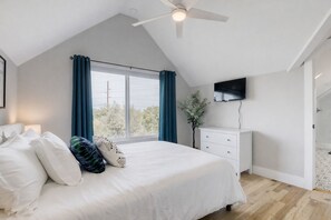 4 bedrooms, iron/ironing board, WiFi, bed sheets - 4BR Austin Home, Minutes to Downtown, Parking, Sleeps 10 (Austin)