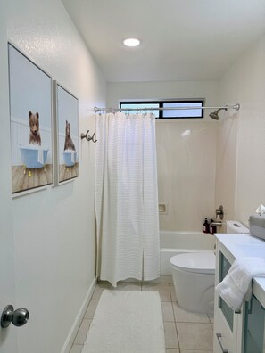 Haartrockner, Handtücher, Seife, Toilettenpapier