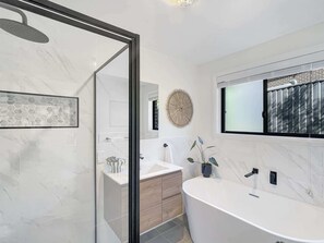 Shower, hair dryer, towels, shampoo - Quiet Retreat with Large Garden and Parking (Malua Bay)