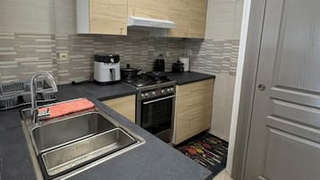 House, 2 Bedrooms, Garden View | Private kitchen | Cleaning supplies