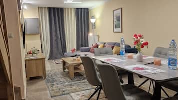 Huis, 2 slaapkamers, uitzicht op tuin | Dineren