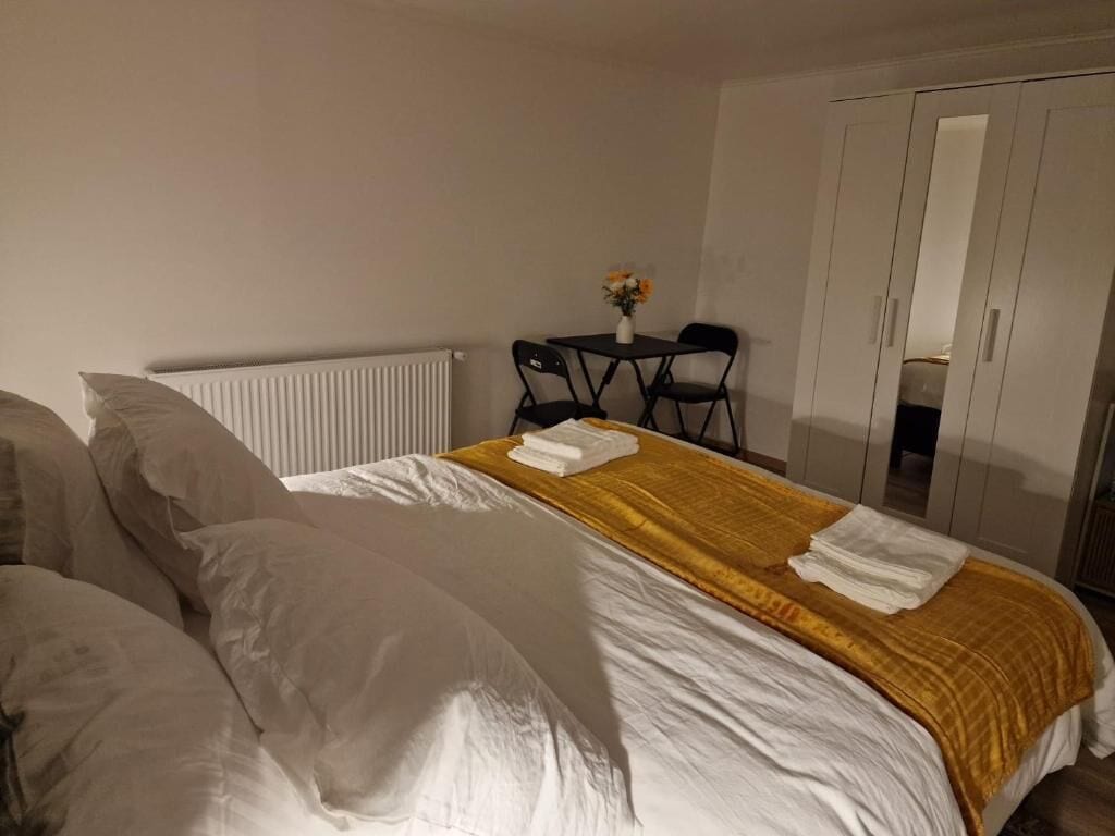 Huis, 2 slaapkamers, uitzicht op tuin | Een strijkplank/strijkijzer, gratis wifi, beddengoed