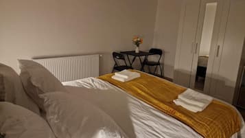 Huis, 2 slaapkamers, uitzicht op tuin | Een strijkplank/strijkijzer, gratis wifi, beddengoed