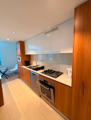 Private kitchen - Modern 1 Bedroom Unit with Futon (Brisbane City)