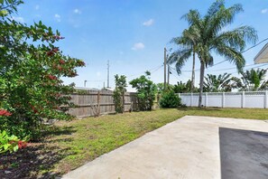 Property grounds - Entire Coastal Home with Game Room Near Beaches (Largo)