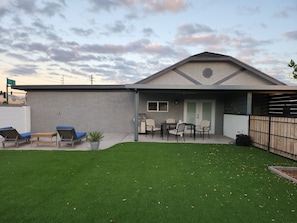 A house with a covered patio, a lawn, and a garage. - Beautiful 2-bedroom house with AC in welcoming Glendale (Glendale)