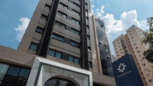 A tall building with a modern design, a clear sky, and a sign with the number 2163. - RCT Hospedagens - Chácara Santo Antonio (São Paulo)