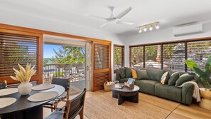 TV - Absolute Beachfront | Palm Cove Apt Sleeps 4 (Palm Cove)