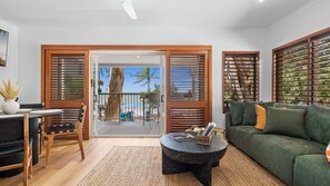 TV - Absolute Beachfront | Palm Cove Apt Sleeps 4 (Palm Cove)