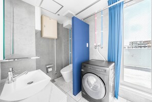 Apartamento | Baño | Ducha y bañera combinadas, secador de pelo, bidé y toallas