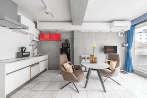 Apartamento | Cocina privada | Frigorífico, microondas, arrocera y minihorno