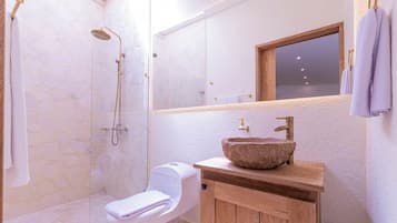 Family Loft | Bathroom | Shower, hair dryer, towels, soap