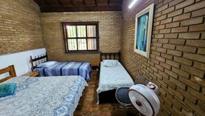 Room - Rustic house 200m from the sea in Itaguá - Ubatuba (SP) sleeps up to 12 people comfortably. (Ubatuba)