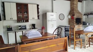 Dining - Rustic house 200m from the sea in Itaguá - Ubatuba (SP) sleeps up to 12 people comfortably. (Ubatuba)