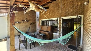 Terrace/patio - Rustic house 200m from the sea in Itaguá - Ubatuba (SP) sleeps up to 12 people comfortably. (Ubatuba)