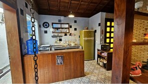Microondas, horno, placa de cocina y lavavajillas