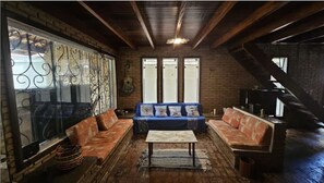 Living area - Rustic house 200m from the sea in Itaguá - Ubatuba (SP) sleeps up to 12 people comfortably. (Ubatuba)