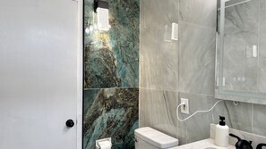 Douche, sèche-cheveux, serviettes fournies, savon