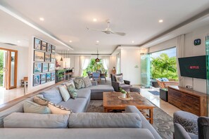 Villa, Balkon, Blick auf den Innenhof | Wohnzimmer