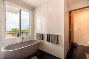 Villa, Balkon, Blick auf den Innenhof | Badezimmer