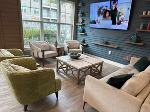 Smart-TV, Tischtennisplatte, Drucker