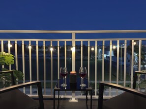 Outdoor dining - Modern 1BR Near Attractions • King Bed • Fast WiFi • Pool (Orlando)
