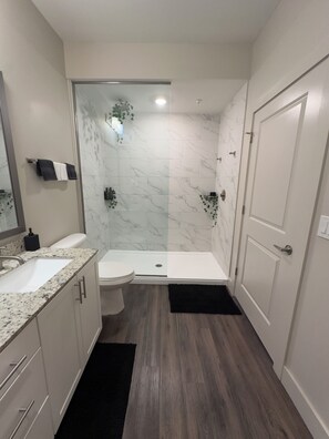 Shower, hair dryer, towels, shampoo - Modern 1BR Near Attractions • King Bed • Fast WiFi • Pool (Orlando)