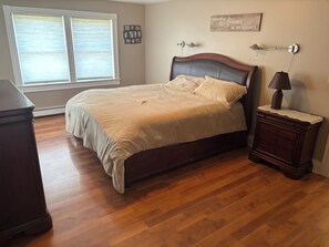 5 bedrooms, iron/ironing board, WiFi, bed sheets