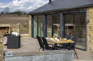 Outdoor dining - The Cattle Shed -  Dog friendly barn with a relaxing sauna and cold plunge (Windrush)