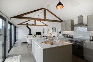 Fridge, microwave, oven, stovetop - The Cattle Shed -  Dog friendly barn with a relaxing sauna and cold plunge (Windrush)