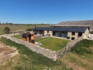 Exterior - The Cattle Shed -  Dog friendly barn with a relaxing sauna and cold plunge (Windrush)