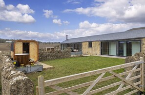 Property grounds - The Cattle Shed -  Dog friendly barn with a relaxing sauna and cold plunge (Windrush)