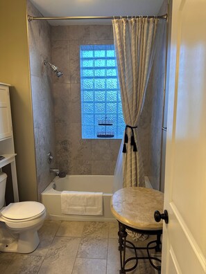 Hair dryer, towels, soap, toilet paper - Midtown Apartment 4 Minutes from the College World Series! (Omaha)