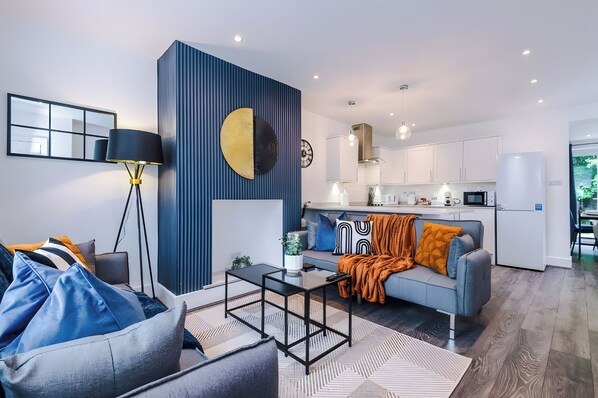 Living area - House Sleeps 7 with Garden (Manchester)