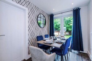 Dining - House Sleeps 7 with Garden (Manchester)