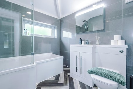 Towels. House Sleeps 7 with Garden and Free Parking