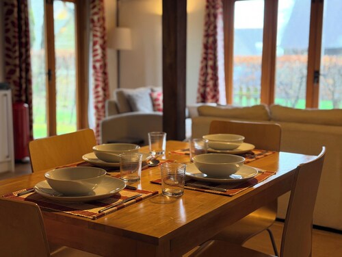 Cabin Sleeps 6 with Parking and Patio