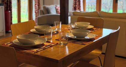 Cabin Sleeps 6 with Parking and Patio