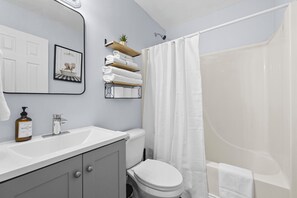 Haartrockner, Handtücher, Seife, Toilettenpapier