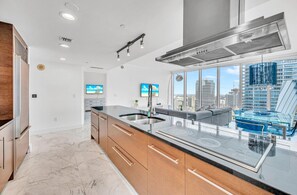 Private kitchen - LUXORA 2 BR HIGH FLOOR W RESIDENCES (Miami)