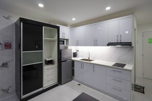 Fridge, microwave, stovetop, coffee/tea maker - Kandy Haven - Studio Type Unit (Angeles City)