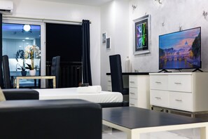 Hypo-allergenic bedding, pillowtop beds, in-room safe, desk - Kandy Haven - Studio Type Unit (Angeles City)